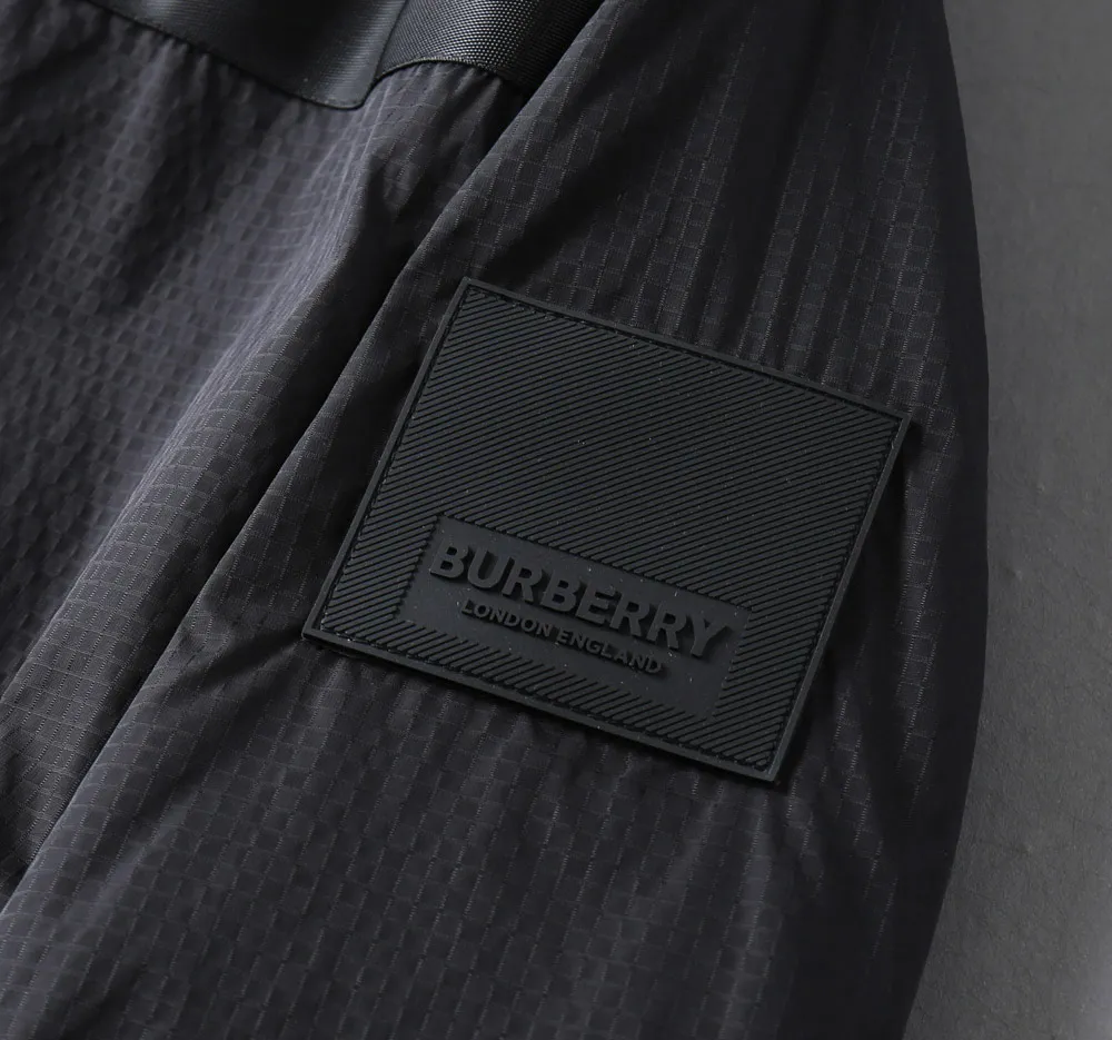 Burberry's 2026 early autumn counter New Arrival casual fashion jacket has an ultra-avant-garde design style, is delicate and comfortable, and is very lightweight and not easy to wrinkle. Multiple craftsmanship. The overall design is quite visual. The upper body is casual and stylish, with a certain degree of stiffness. It is definitely recommended for the temperament that is at the forefront of fashion. It is a must-have for urban leisure. Size M-XXXL